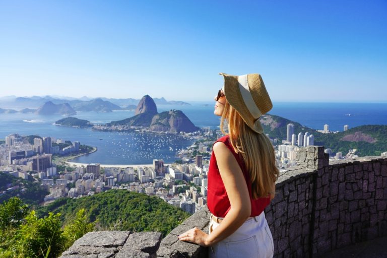 mujer mirando paisaje